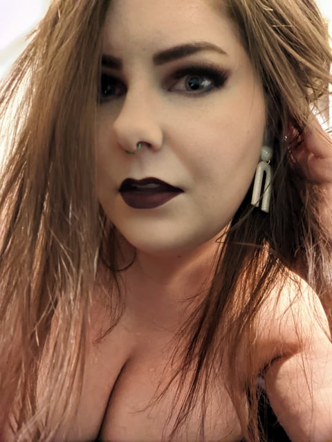 sleekcams.com emeraldevergreen profile on OnlyFans in pierced-nipples category