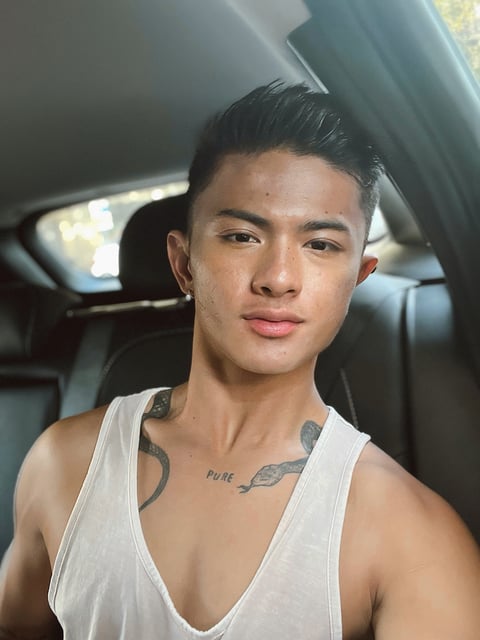 sleekcams.com iamrefrizal profile on OnlyFans in united-arab-emirates category