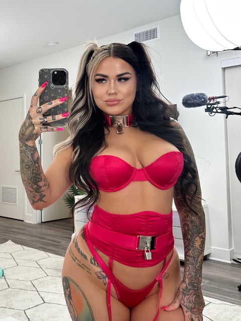 sleekcams.com karmenkarma profile on OnlyFans in dominatrix category