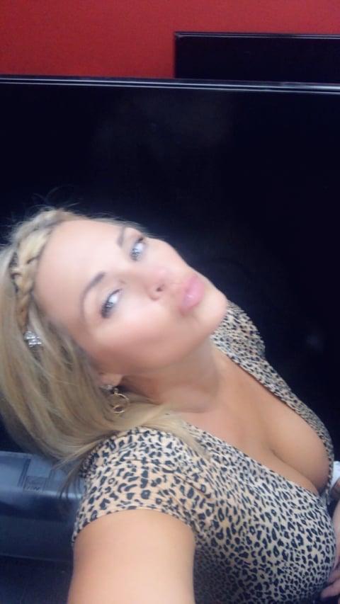 sleekcams.com santasvixxxen profile on OnlyFans in granny category