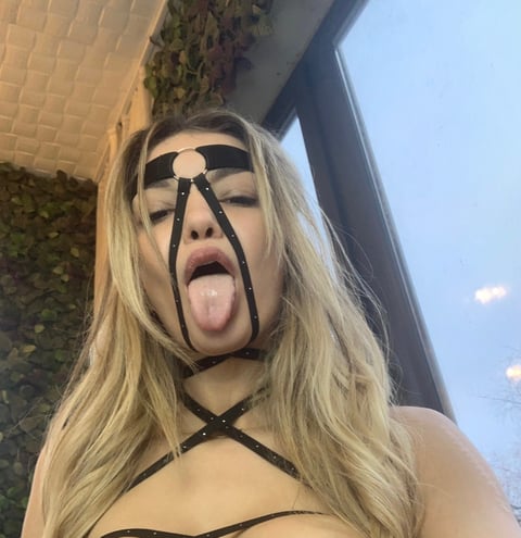 sleekcams.com sassyt33n profile on OnlyFans in romania category