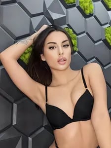 sleekcams.com vio_elfie profile on OnlyFans in poland category