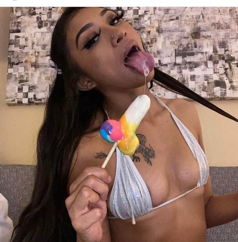 sleekcams.com yumpho profile on OnlyFans in greece category