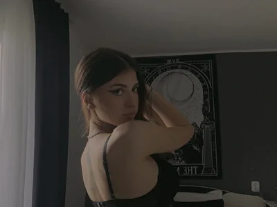 D4rk_B4be Italian speaking webcam model