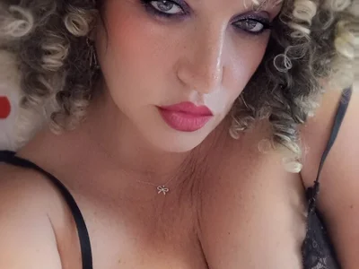 PassionAza Italian speaking webcam model