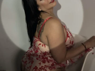 selena_yourmilf Arabic speaking webcam model
